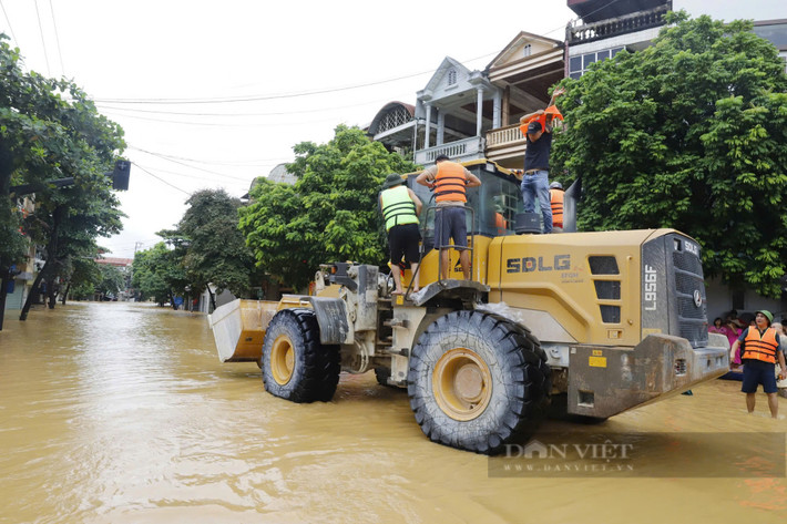 Những chiếc xe có thể lội được nước được huy động để cứu hộ và tiếp ứng lương thực cho người dân.