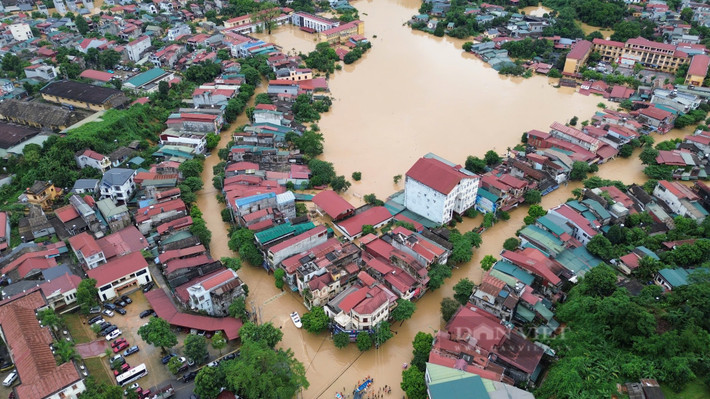 Việc di chuyển của người dân vô cùng khó khăn.