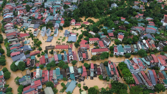 Toàn bộ nhà cửa chìm trong biển nước.