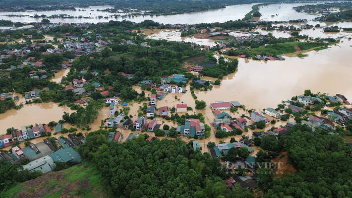 Hiện nhiều gia đình vẫn mắc kẹt tại những vùng ngập nặng của thành phố.