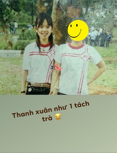 Mới đây, Ly Kute bất ngờ đăng tải hình ảnh từ thủa học sinh trên Facebook cá nhân. Trong ảnh, cô mặc đồng phục, khoác tay bạn và cười tươi.