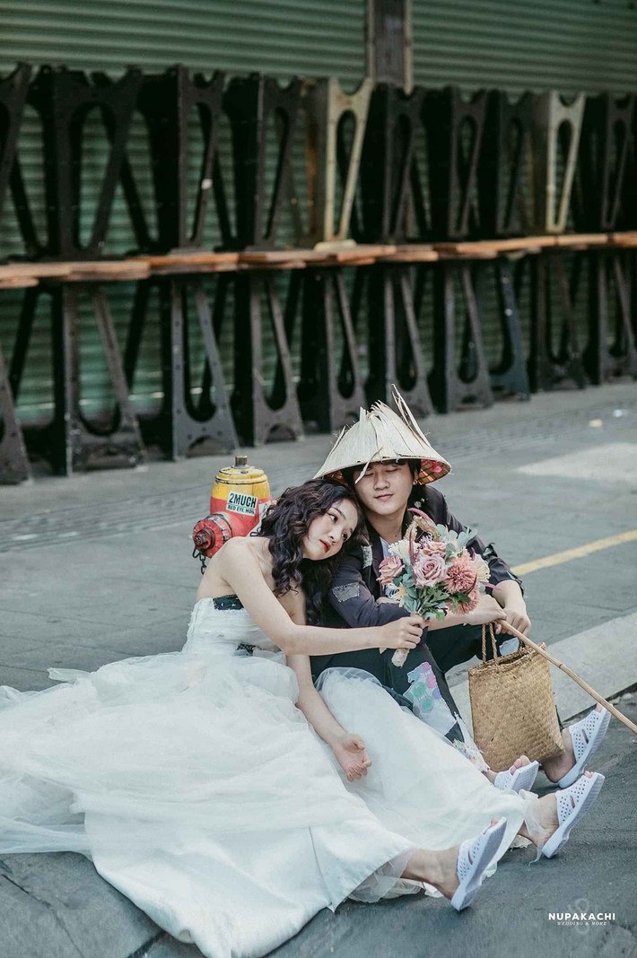 Sau lệnh cấm buôn bán, hạn chế ra ngoài và tiếp xúc đông người mùa COVID-19, học sinh, sinh viên các cấp được nghỉ học, nhiều người đi làm cũng than thở phải nghỉ việc không lương hoặc nhận mức hỗ trợ cực kỳ ít. Chẳng thế mà từ khi dịch đến nay, nhiều tiếng thở ngắn than dài về việc không có tiền, nghèo đói.