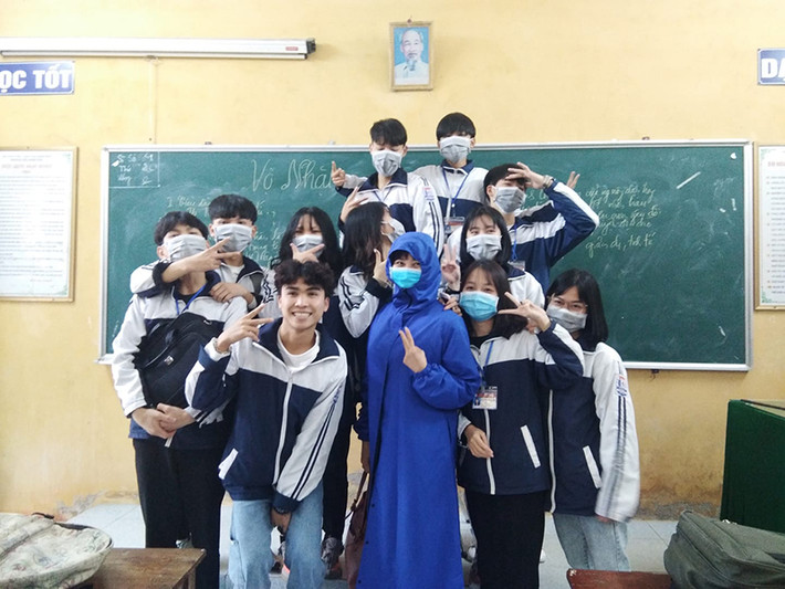 Những ngày vừa qua, nhiều học sinh tại Việt Nam được cho nghỉ học để phòng dịch corona lây lan, bên cạnh đó, nhiều ngôi trường vẫn đi học bình thường. Để phòng dịch, cô trò đi học đều sử dụng khẩu trang kín mít.