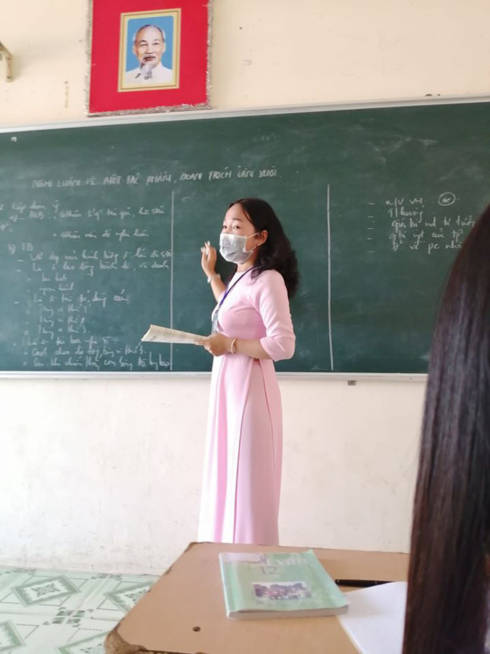 Giữa lúc virus corona đang hoành hành thì việc bảo vệ bản thân trước dịch bệnh là vô cùng quan trọng nên cô giáo nàng cũng tự bảo vệ sự khoẻ của bản thân bên cạnh việc nhắc nhở học trò. Thiết nghĩ, sử dụng khẩu trang như thế này còn bảo vệ các thầy, cô không hít phải bụi phấn nữa.