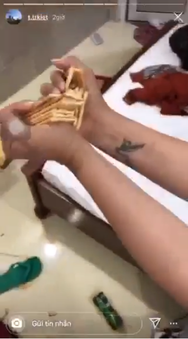 Theo đó, cậu bạn trong đoạn clip cho biết nhóm cậu thuê phòng bị chém giá, khi đưa tiền đủ lên phòng rồi vẫn bị gõ cửa gọi xuống vì kêu đưa thiếu.