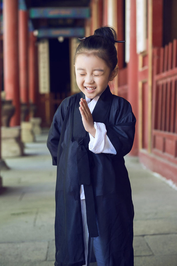 Vô tư nghịch ngợm, nhiều kỷ niệm thủa nhỏ được đánh thức khi người xem lần lượt giở qua từng bức ảnh.
