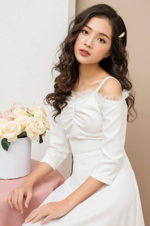 Cũng tham gia "Nhà trọ Balanha", Bích Ngọc, hot girl trường Đại học Ngoại thương cũng khiến khán giả chú ý. Bên cạnh đó, cô nàng còn góp mặt trong một bộ phim chiếu vào khung giờ vàng khác của VTV đó là "Tình yêu và tham vọng".