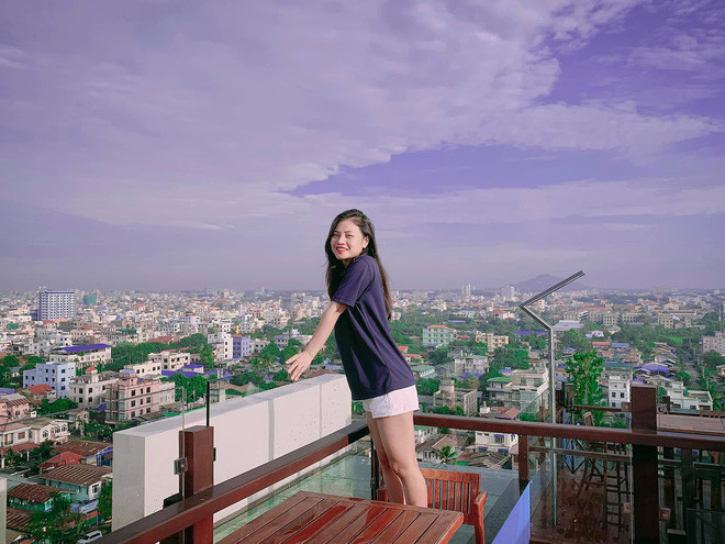 Ngoài việc tận tâm với nghề bác sĩ, Tú Anh còn yêu thích đi du lịch, cô nàng thường xuyên đăng tải những tấm hình check-in xinh như mộng.