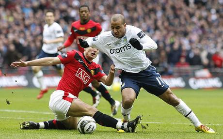 Agbonlahor của Aston Villa (áo trắng) cũng sở hữu lối chơi tốc độ và là trung tâm những tình huống phạm lỗi của đối phương. Trong mùa giải này, Agbonlahor đã bị phạm lỗi 46 lần.