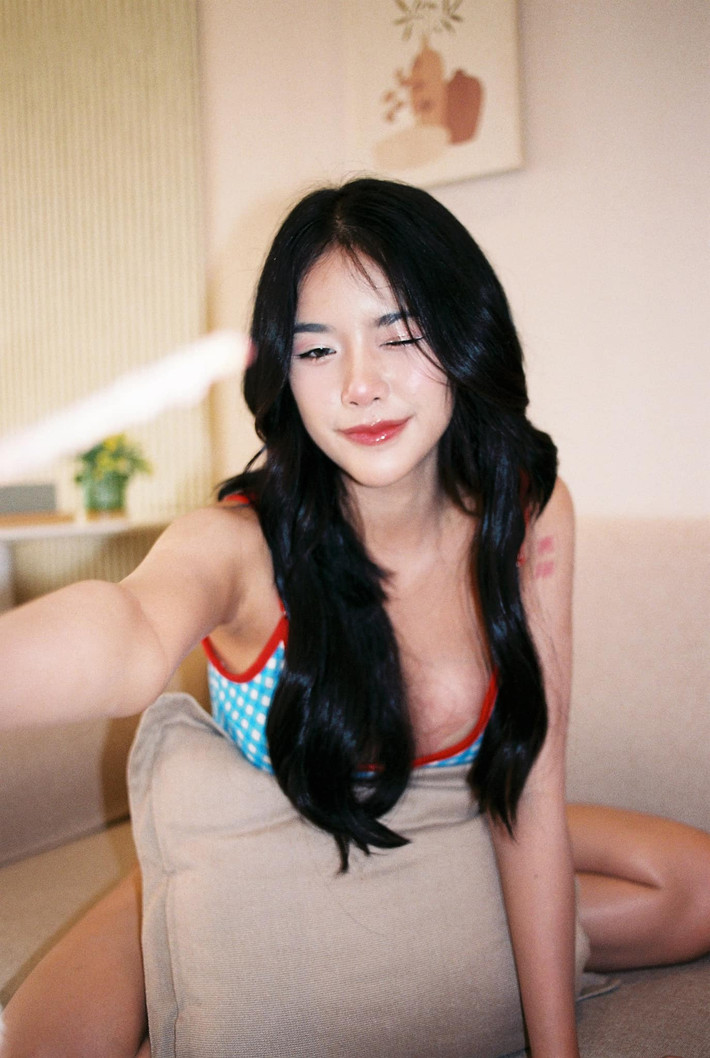 Cô nàng theo đuổi phong cách gợi cảm, thường xuyên đăng tải những hình ảnh trong trang phục cắt xẻ sâu lên mạng xã hội.