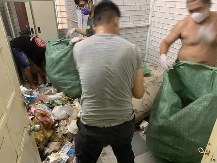 Vừa mở cửa, chủ nhà sốc nặng khi căn phòng đầy rác thải. Đến nỗi cô không tin vào mắt mình rằng tại sao gái xinh, luôn được biết đến là sạch sẽ, gọn gàng lại có thể ăn ở trong môi trường như vậy.