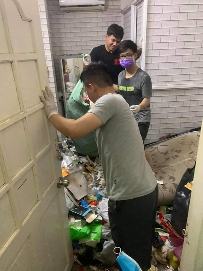 Hơn nữa không hiểu tại sao lại có thể nhiều rác đến vậy, trông căn phòng không khác gì một bãi phế liệu.