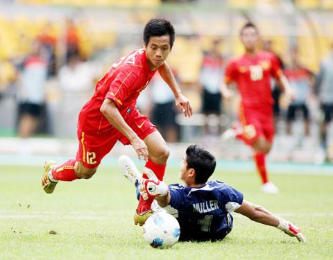 Văn Quyết là đội trưởng đội tuyển U19 Quốc gia đã đánh bại U21 Thái Lan để giành chức vô địch Giải U21 Quốc tế Báo Thanh Niên năm 2010. Anh cũng được bình chọn là cầu thủ xuất sắc nhất giải đấu này.