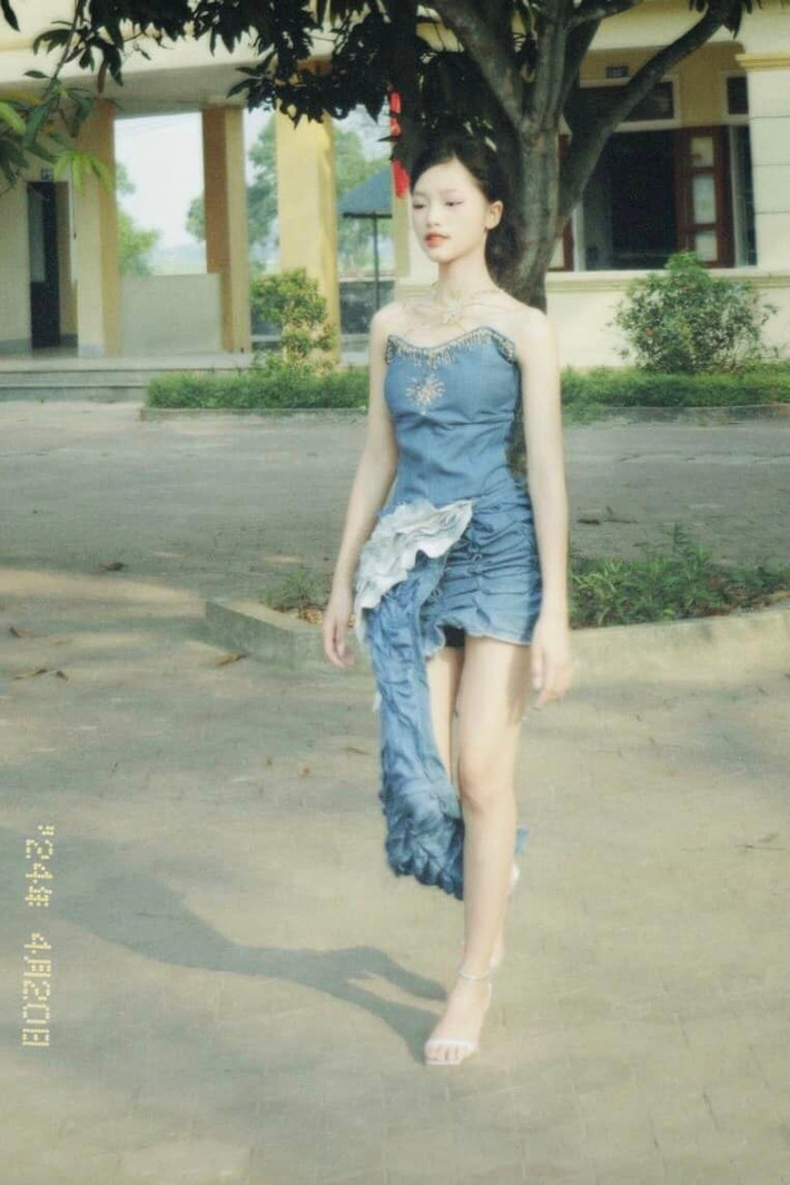 Các thiết kế được cắt xẻ độc đáo, tà váy được tạo hình hoa văn lạ.