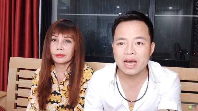 Trong diện mạo mới, cô dâu Thu Sao có khuôn mặt vẫn sưng và miệng hơi lệch. Có thể thấy, so với những lần phẫu thuật trước thì lần thẩm mỹ này dường như lâu bình phục hơn.