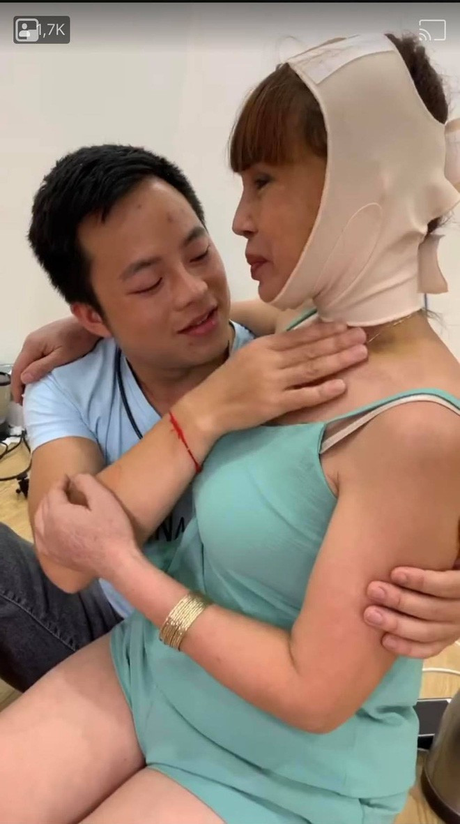 Dù đã ngoài 60 tuổi nhưng cô Sao chẳng ngần ngại "làm nũng" chồng. Thậm chí, cô dâu này còn thường xuyên có những hành động tình cảm như ngồi lên đùi chồng khi đang livestream nói chuyện với mọi người.