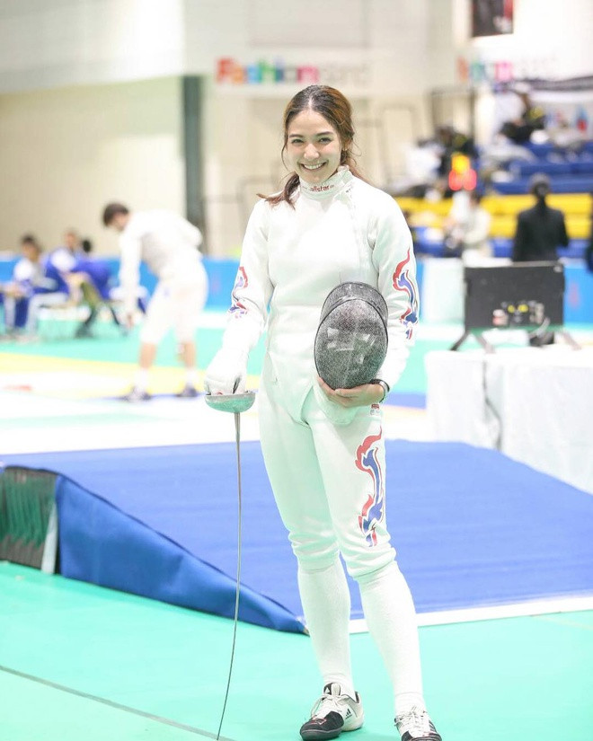 Có thể nói, đoàn thể thao Thái Lan là một trong những đoàn có nhiều bông hồng xinh đẹp nhất nhì SEA Games 30. Mới đây, nữ kiếm thủ Kanyapat M. của nước này lại trở thành tâm điểm của truyền thông bởi quá xinh đẹp.