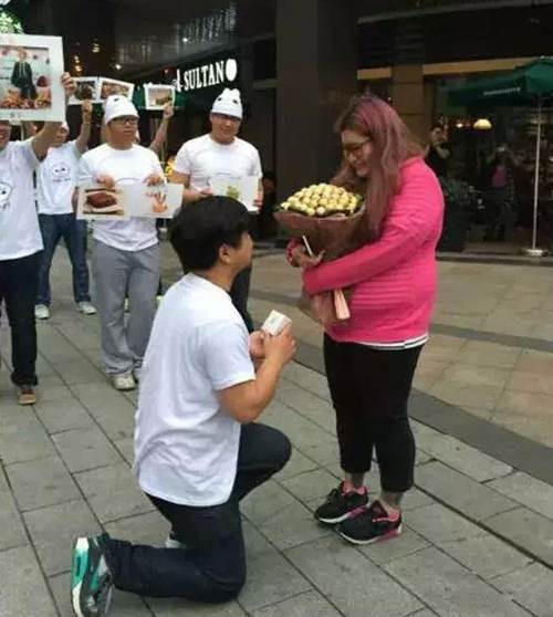 Một ngày ba bữa, bên cạnh đó còn có thêm một bữa ăn nhẹ, anh chàng này sẽ đem những món ăn ngon mà bạn gái mình thích đến cho cô, để cô béo lên, xấu đi, sẽ không có ai để ý đến bạn gái mình nữa. Cuối cùng khi cô đã béo, xấu đi trông thấy, chàng trai quyết định ngỏ lời cầu hôn với cô.