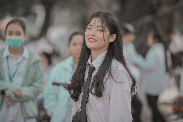 Theo tìm hiểu được biết, Đỗ Thị Minh Ngọc hiện tại đang sống ở Bắc Ninh, học tại trường THPT Yên Phong 1. Năm ngoái, cô bạn này đạt giải nhì cuộc thi Duyên dáng học sinh Yên Phong 1.