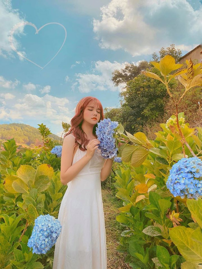 Sống xa nhà, Khánh Huyền cho biết cô cảm thấy may mắn khi có những người bạn luôn động viên, giúp đỡ bản thân trong những lúc khó khăn.