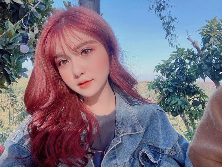 Sở hữu hơn 133.000 lượt người theo dõi trên mạng xã hội, hot girl Yên Bái - Nguyễn Khánh Huyền là một gương mặt quen thuộc của giới trẻ. Cô nàng sở hữu nhan sắc vô cùng cuốn hút.