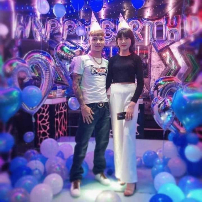 Không khó để tìm được những bức ảnh Khá Bảnh và bạn gái tình cảm thế này trên trang cá nhân của cô gái.