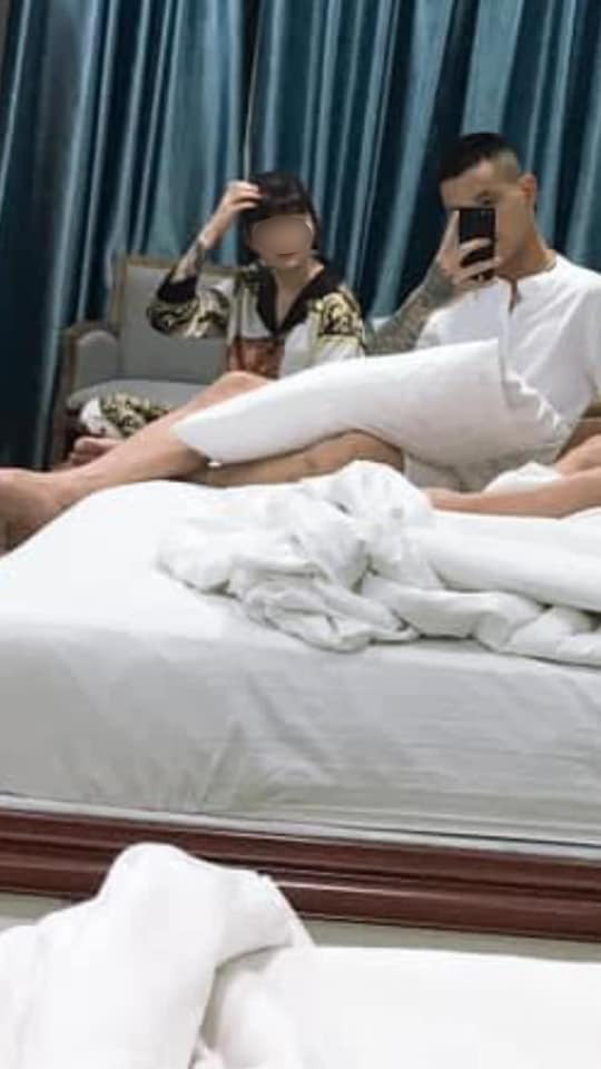 Nhiều người trách móc, chỉ trích cho rằng H.D không chung thủy. Tuy nhiên, có người lại bênh vực đồng cảm với tình cảnh hiện tại lúc này buộc cô phải lựa chọn.