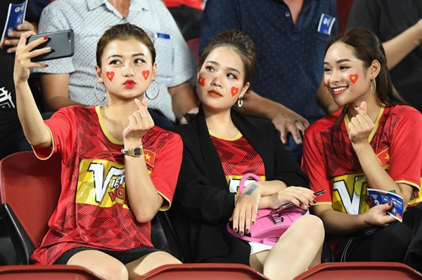 Mới đây, khi Quang Hải cùng đội tuyển U23 Việt Nam sang Thái Lan dự VCK U23 Châu Á 2020, bạn gái tin đồn của anh là Huyền My cũng có mặt trên khán đài để cổ vũ. Cô nàng ngay lập tức gây chú ý nhờ nhan sắc xinh đẹp nổi bật. Điều này càng khẳng định việc hẹn hò của cả hai là có cơ sở.