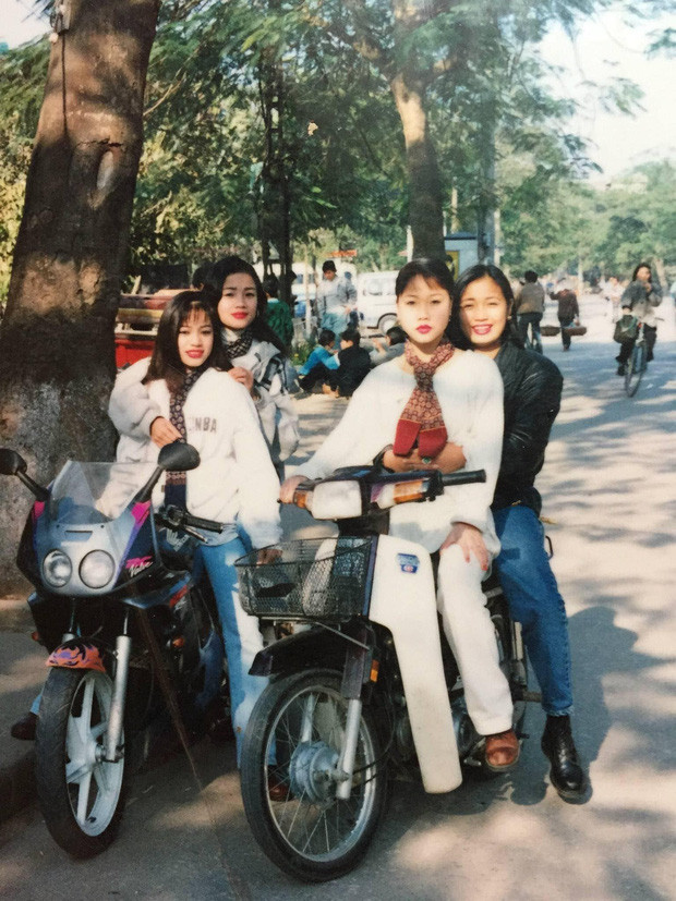 Thường nghe bố mẹ kể chuyện, thời điểm đó có một chiếc xe đạp hiệu Phượng Hoàng đã là quý báu lắm rồi, thế mà sở hữu cả xe máy honda thế này thì đây đích thị là nhóm bạn thân Rich Kid đây rồi.