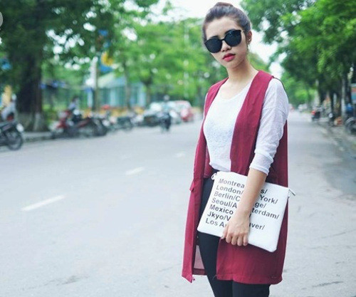 Cô tự mày mò tìm hiểu về làm đẹp trên mạng và thường xuyên tham gia các buổi hướng dẫn, giao lưu cùng giáo viên nước ngoài. Trang điểm, bán mĩ phẩm online, làm mẫu ảnh, mỗi tháng trung bình Hồng Anh thu được 30 triệu đồng.