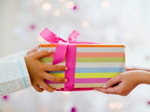 Với những khách muốn bày tỏ tình cảm nhưng còn ngần ngại thì các bạn trẻ đã đưa ra hình thức chuyển quà Valentine.