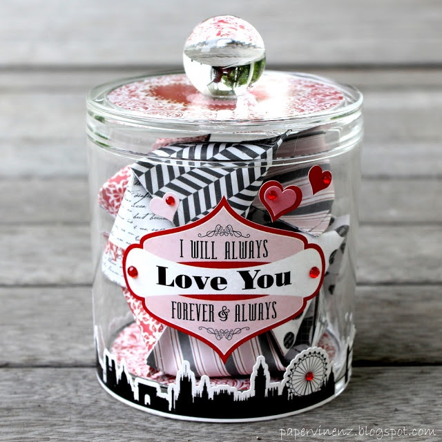 Trào lưu làm quà handmade bùng nổ, nhiều cửa hàng cũng “ăn theo” ngày Valentine để kinh doanh. Các lớp dạy làm bánh, đan len, may vá… theo giờ hoặc theo ngày có mức giá 150.000 – 500.000 đồng “mọc” lên khá nhiều.