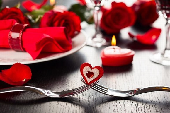 Dịch vụ chăm sóc người yêu cả tuần được xem là cách hái ra tiền của các bạn trẻ những ngày gần Valentine. Họ tổ chức những hoạt động như tặng hoa, sắp xếp buổi hẹn hò trong không gian lãng mạn hay chuẩn bị trước bưu thiếp lãng mạn cho những đối tượng mà khách hàng đã đăng ký.