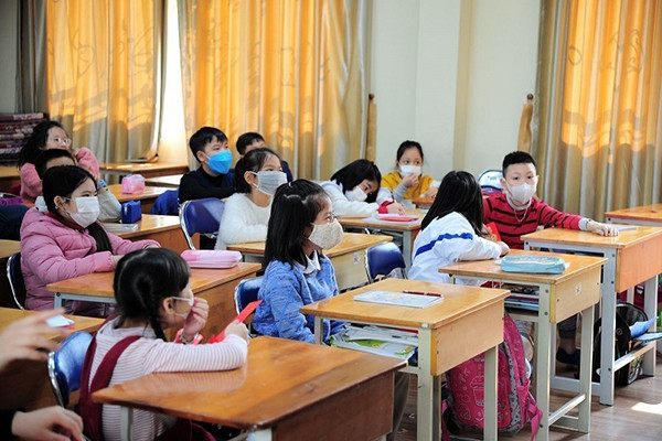 Ngày 2/2, theo chỉ đạo của UBND TP Hà Nội, tất cả học sinh trên địa bàn thành phố sẽ được nghỉ học đến hết ngày 9/2 để phòng tránh dịch corona lây lan. Đây cũng chính là vấn đề khiến nhiều phụ huynh phải đau đầu bởi con thì ở nhà còn bố mẹ vẫn đi làm bình thường.