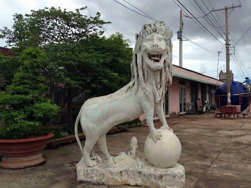 Theo chủ nhân bức tượng này chia sẻ đây là sản phẩm được làm ra tại Ninh Bình, nó đang khiến họ hoang mang không biết giao cho khách thế nào vì nó quá gây cười.