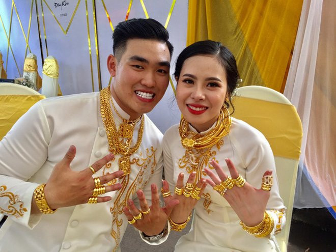 Ngọc Ánh cho biết trước khi màn tặng vàng cô dâu chú rể gây sốt mạng xã hội diễn ra, chị cô có hứa sẽ dành tặng một món quà bất ngờ cho em gái nhưng không ngờ giá trị của quà tặng lại khủng đến vậy.