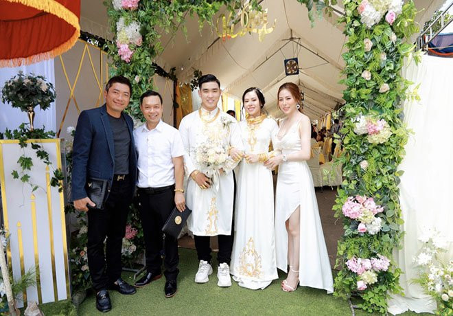 Trong cuộc sống, cô dâu và chị gái rất thân thiết nhau, thường xuyên tâm sự, chia sẻ vui buồn trong cuộc sống.