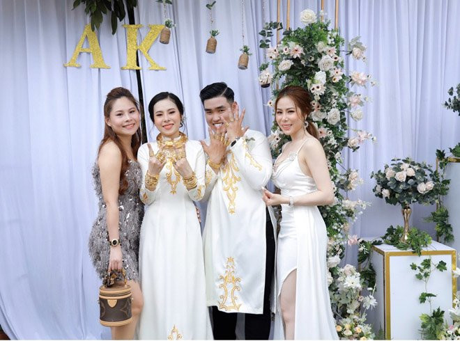 "Mình hạnh phúc tới mức rơm rớm nước mắt. Mình nhớ hôm ấy chị phải mất gần 40 phút mới trao hết được số hồi môn cho mình và ông xã" - Cô dâu cho hay. Vì số vàng quá nhiều nên 3 người phải "vật lộn" gần 40 phút mới đeo xong.