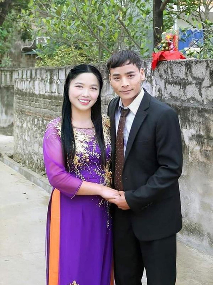 Thậm chí, ở bức hình này, bác gái còn được gắn thêm cả nụ cười tươi như hoa dưới nắng nữa. Nhìn hai bác khiến nhiều người nhầm tưởng rằng đây là đôi vợ chồng mới cưới nữa.