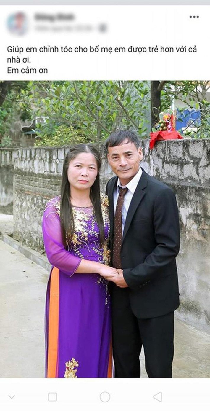 Chàng trai đã chụp lại bức ảnh kỷ niệm của bố mẹ để treo trong nhà và chia sẻ lên mạng, nhờ dân mạng sửa ảnh để giúp bố mẹ anh trẻ ra vài tuổi. Trong hình, bố mặc vest, mẹ mặc áo dài đã ngoài 50 nhưng vẫn nắm tay nhau tình cảm.