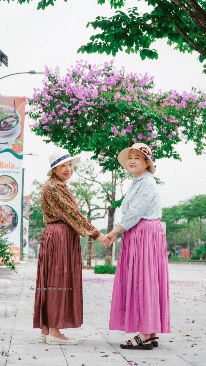 Bộ ảnh chụp cùng bằng lăng của 2 cụ bà đã khiến nhiều người "thả tim" vì quá đáng yêu. 2 cụ như những cô bạn thân trẻ tuổi nắm tay nhau tạo dáng dưới tán bằng lăng tím xinh.