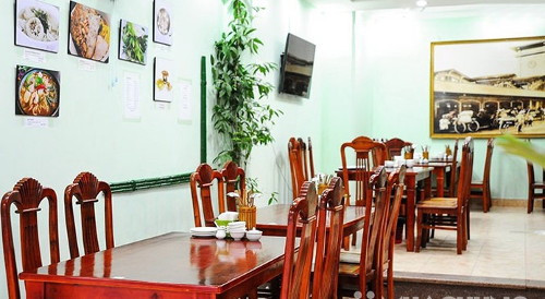 Nhà hàng Hoàng Ty, 65 Đỗ Quang, quận Cầu Giấy, là một trong những quán bánh tráng Trảng Bàng tại Hà Nội được yêu thích nhất. Đây là chi nhánh duy nhất của hệ thống nhà hàng Hoàng Ty ở Thủ đô. Tại đây, thực khách sẽ được thưởng thức các loại thịt cuốn trong bánh tráng Trảng Bàng phơi sương,