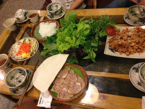 Bánh Tráng Bàng phố Phó Đức Chính. Theo phản ánh của nhiều khách hàng thì đồ ăn ở quán này rất ngon, đúng kiểu. Bánh tráng dày và dai, nhiều loại rau sống lạ đặc trưng vùng miền đi kèm.