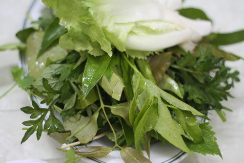 Rau ăn kèm đúng như ở Nam bộ thường cả rổ rau lớn, bao gồm rất nhiều loại từ rau rừng đến rau trồng trong vườn nhà như: rau quế vị, lá cóc, rau nhái, đọt vừng.