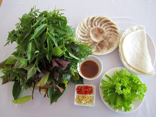 Các loại rau rừng đặc biệt được vận chuyển trực tiếp từ miền Nam và lưu trữ trong phòng lạnh, nhằm giữ được độ tươi ngon và đảm bảo an toàn vệ sinh thực phẩm. Nhà hàng có không gian thân thiện, phù hợp cho mọi buổi tiệc gia đình, liên hoan, sinh nhật hay hội họp bạn bè.
