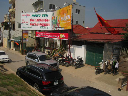Nhà hàng Hồng Yên - 258 Âu Cơ. Món bánh trảng bàng phơi sương mềm và dai, được sử dụng rất phong phú, dùng để cuốn các loại thịt bò, cá, cùng các loại rau thuốc…
