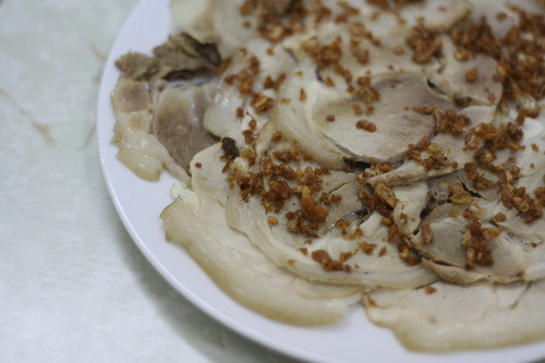 Bánh tráng ngõ 69, Chùa Láng. Chủ của quán này là người đã có hơn 10 năm sinh sống tại miền Nam nên quán ăn ở đây giữ nguyên cái hương vị lẫn phong cách ẩm thực phương Nam là dân dã, chất phác và cởi mở.