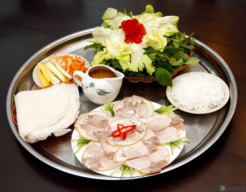 Bánh tráng Trảng Bàng ở Văn Cao. Bánh tráng của quán được mang từ Tây Ninh ra, có màu trắng đục của gạo, dù không cần nhúng thêm nước cũng đã đủ độ mềm, dai.