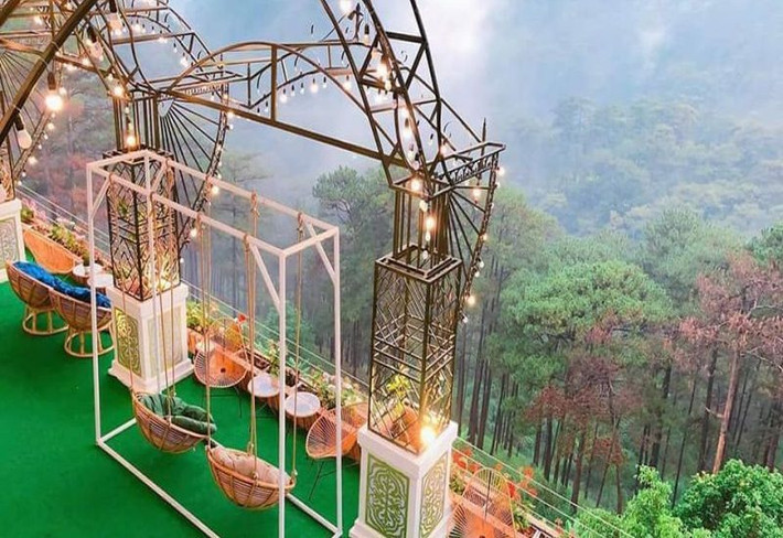 Ngoài ra, quán cafe này cũng được đầu tư hệ thống đèn trang trí lung linh.