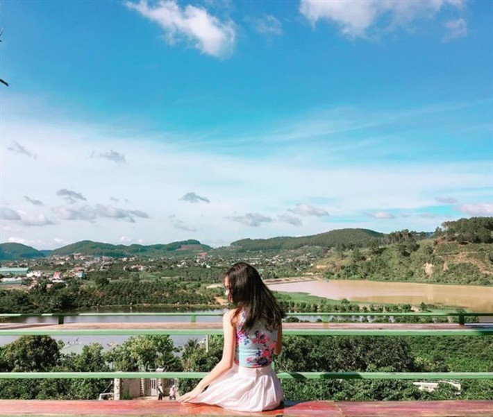 Mê Linh garden coffee thu hút giới trẻ checkin với "view 360 độ" khung cảnh đồi núi xanh mướt.